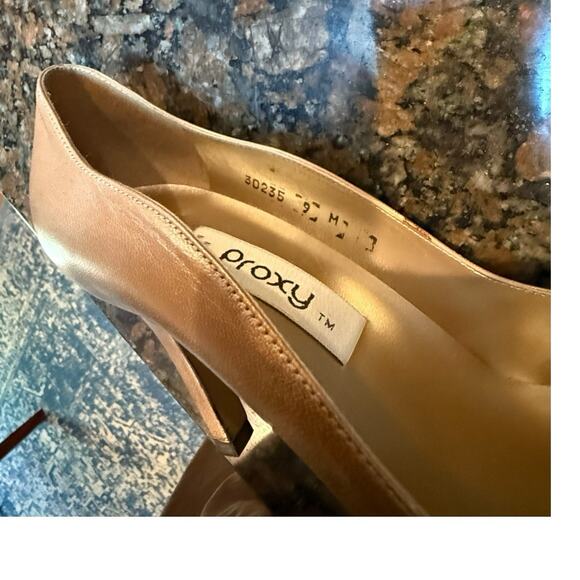 Vintage Proxy Made In Spain Leather Classic Scalloped Side Heels Lt Tan Sz 9B - Picture 7 of 11
